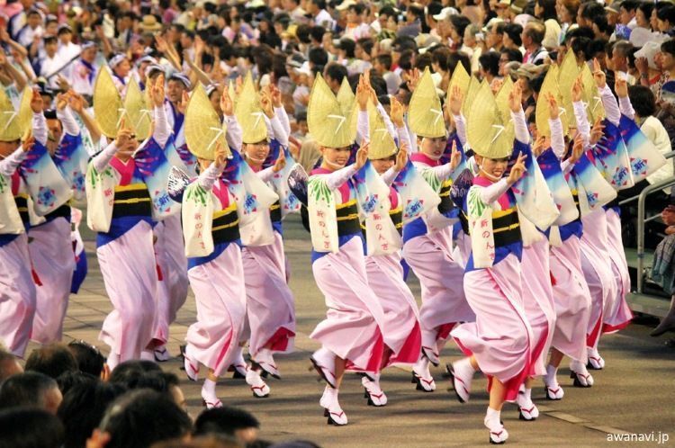 Festivales de Japón: el Awa Odori (阿波おどり) o Festival de la Danza Awa, celebrado del 12 al 15 de agosto en la ciudad de Tokushima (Shikoku).