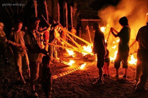 Festivales de Japón: Hifuri Matsuri (火ふり祭), un festival de fuego celebrado en agosto en el pueblo de Hino (日野町), situado en la prefectura de Shiga.