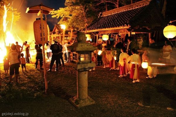 Festivales de Japón: Hifuri Matsuri (火ふり祭), un festival de fuego celebrado en agosto en el pueblo de Hino (日野町), situado en la prefectura de Shiga.