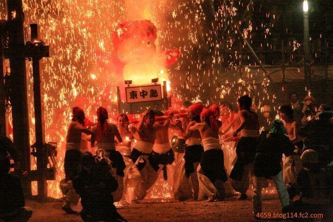 Mikoshi ardiendo en el festival japonés Tejikara No Hi Matsuri - Natsu (手力の火祭り・夏) 