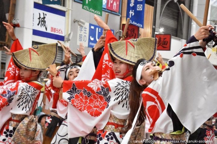 Festivales de Japón: el Yosakoi Matsuri (よさこい祭り), celebrado anualmente del 9 al 12 de agosto en la ciudad de Kōchi (Shikoku)