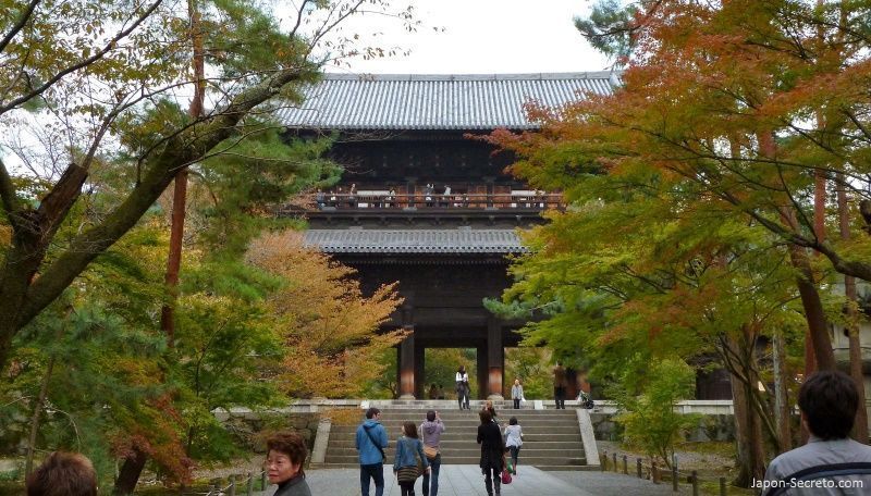 Templo Nanzenji (南禅寺) en Kioto durante el momiji (otoño de 2010) en Japón