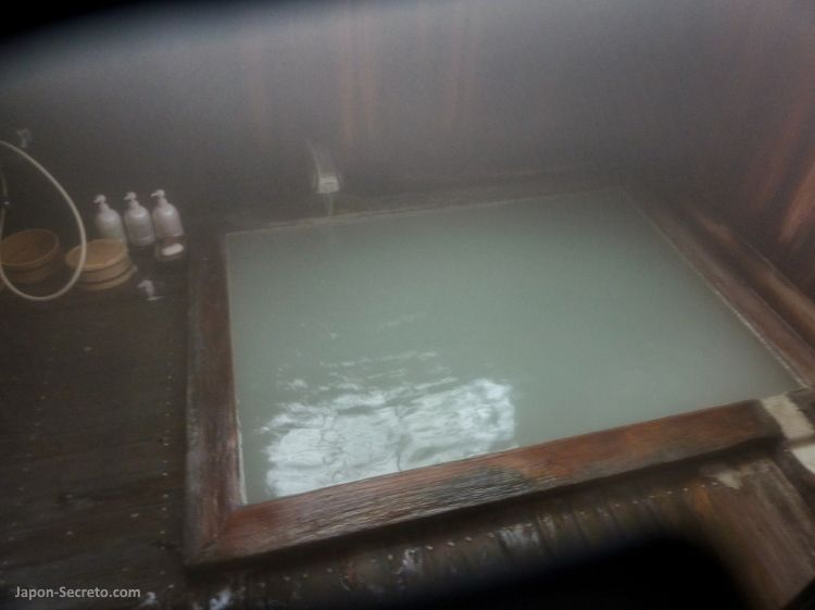 Baño onsen interior en Tsurunoyu (Nyuto Onsen): los baños mixtos más famosos y exóticos de Japón. En Akita (Tohoku). 