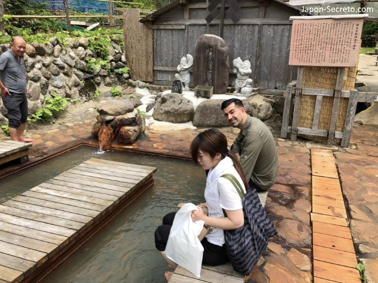 Japón. Ruta de peregrinación Dewa Sanzan. Monte Yudono (Yudonosan). Yudonosan Jinja. Pediluvio para lavarse los pies antes de entrar en terreno sagrado