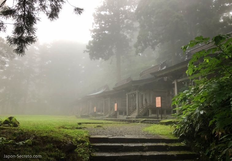 Japón. Ruta de peregrinación Dewa Sanzan. Monte Haguro (Hagurosan). Santuarios de las deidades de la montaña.