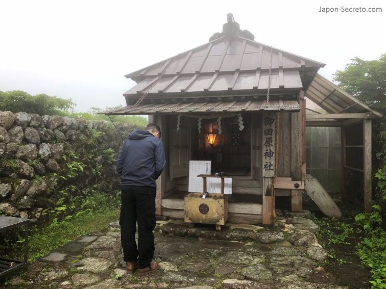 Japón. Ruta de peregrinación Dewa Sanzan. Monte Gassan. Rezando en el santuario.