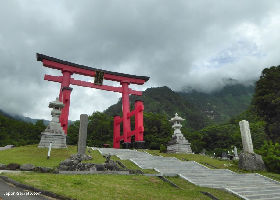 Japón. Ruta de peregrinación las tres Montañas de Dewa (Dewa Sanzan). Monte Yudono (Yudonosan). Gran puerta torii de entrada.