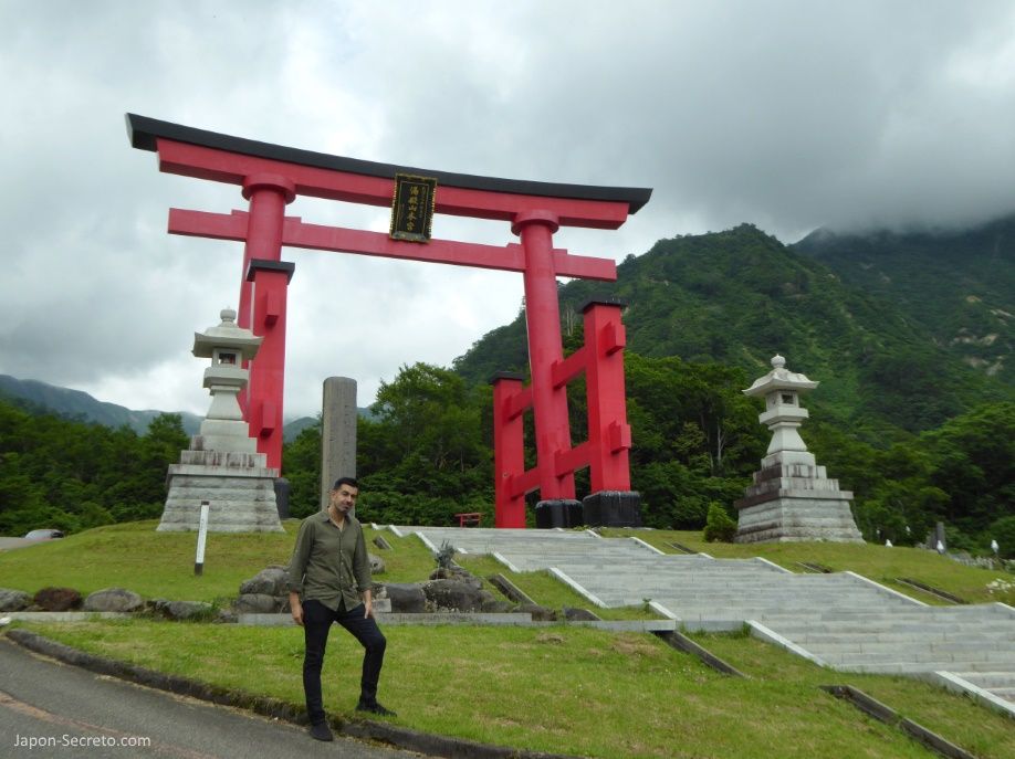 Japón. Ruta de peregrinación las tres Montañas de Dewa (Dewa Sanzan). Monte Yudono (Yudonosan). Gran puerta torii de entrada.