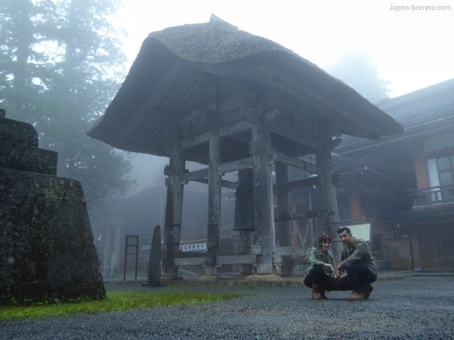Diferencias entre un templo y un santuario en Japón: la gran campana de los templos, como la de la peregrinación Dewa Sanzan. Monte Haguro (Hagurosan). 