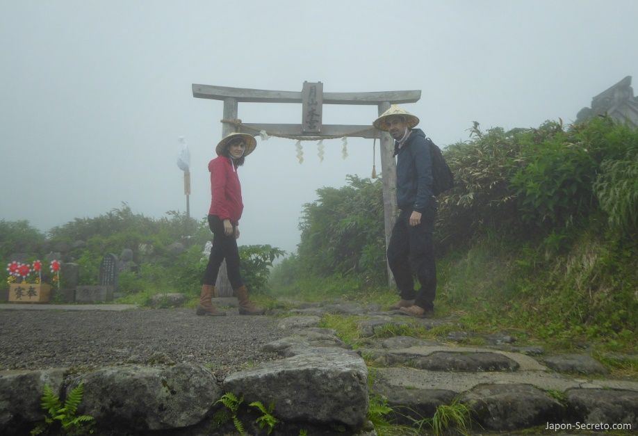Japón. Ruta de peregrinación Dewa Sanzan. Monte Gassan. Senderismo. Ruta a pie. Caminar.