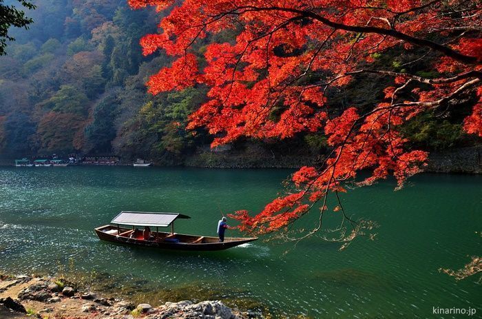 Paseo en barca en Arashiyama en otoño
