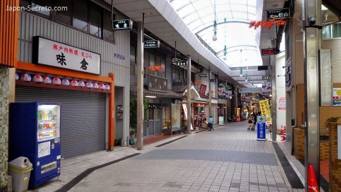 Viajar a Shikoku. Dogo Onsen (Matsuyama, Ehime). Calle de tiendas (shotengai) "Dōgo Haikara Dōri" (道後ハイカラ通り)