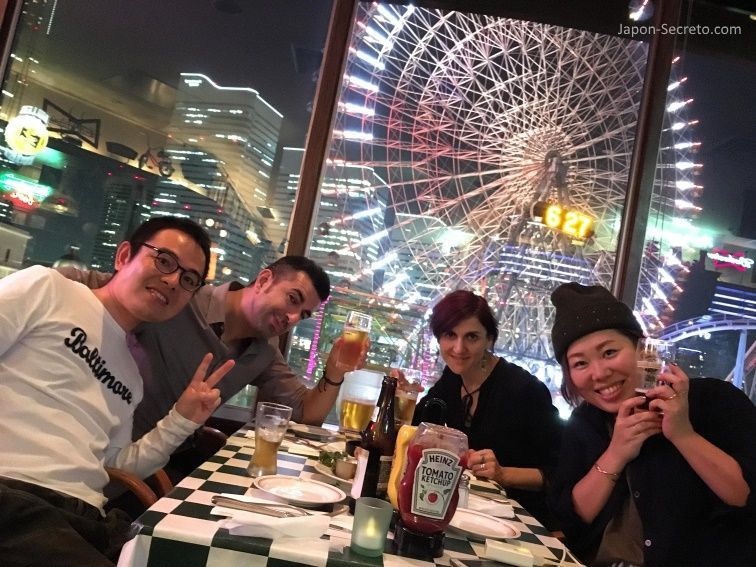 Con amigos de Yokohama cenando al lado de la noria Cosmo World de Minato Mirai. Yokohama (Japón).