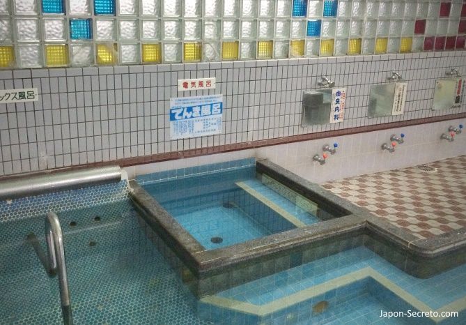 Baños en Japón. Baño eléctrico (電気風呂, denkiburo) en un sento tradicional de barrio. Tennoji (Osaka). Enero de 2015