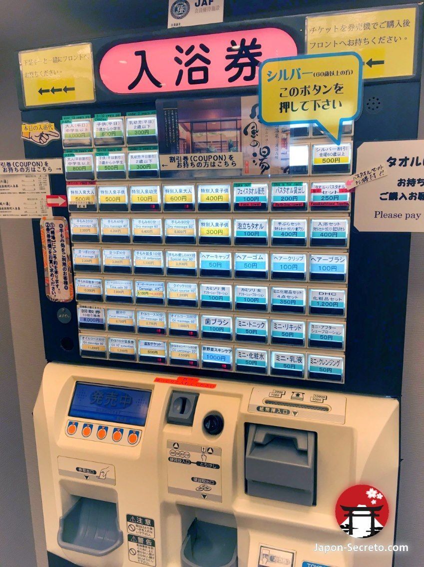 Máquina expendedora de tickets (vending) para baños onsen. Incluyo accesorios como toallas y gomas de pelo.