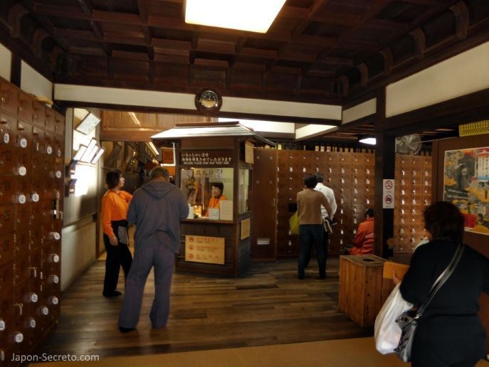 Viajar a Shikoku. Dogo Onsen (Matsuyama, Ehime). Entrada a la casa de baños Dogo Onsen Honkan.