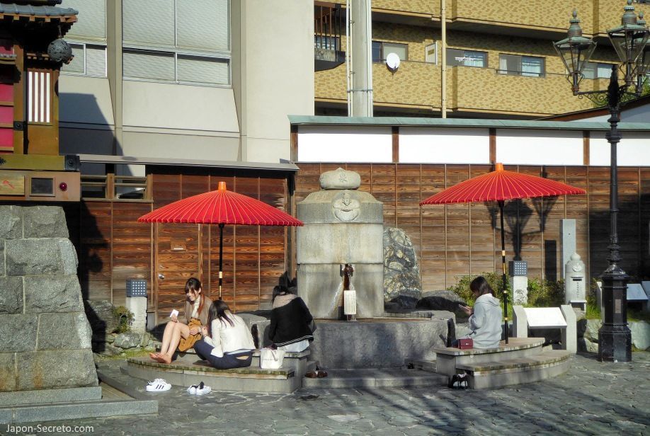 Viajar a Shikoku. Dogo Onsen (Matsuyama, Ehime). Ashiyu (pediluvio) al lado del reloj Botchan Karakuri