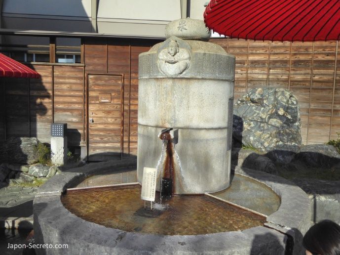 Viajar a Shikoku. Dogo Onsen (Matsuyama, Ehime). Manantial del "ashiyu" (pediluvio) al lado del reloj Botchan Karakuri.
