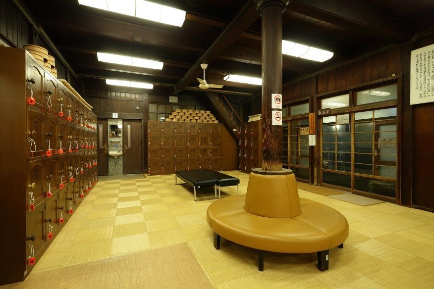 Viajar a Shikoku. Dogo Onsen (Matsuyama, Ehime). Interior de la casa de baños Dogo Onsen Honkan.