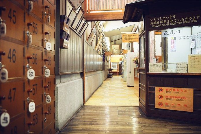Viajar a Shikoku. Dogo Onsen (Matsuyama, Ehime). Casa de baños Dogo Onsen Honkan. Taquillas en la entrada.