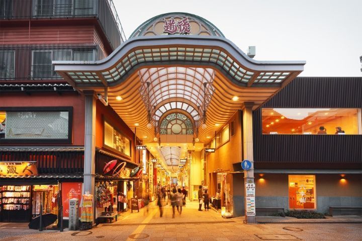 Viajar a Shikoku. Dogo Onsen (Matsuyama, Ehime). Galería de tiendas (shotengai) "Dōgo Haikara Dōri" (道後ハイカラ通り)