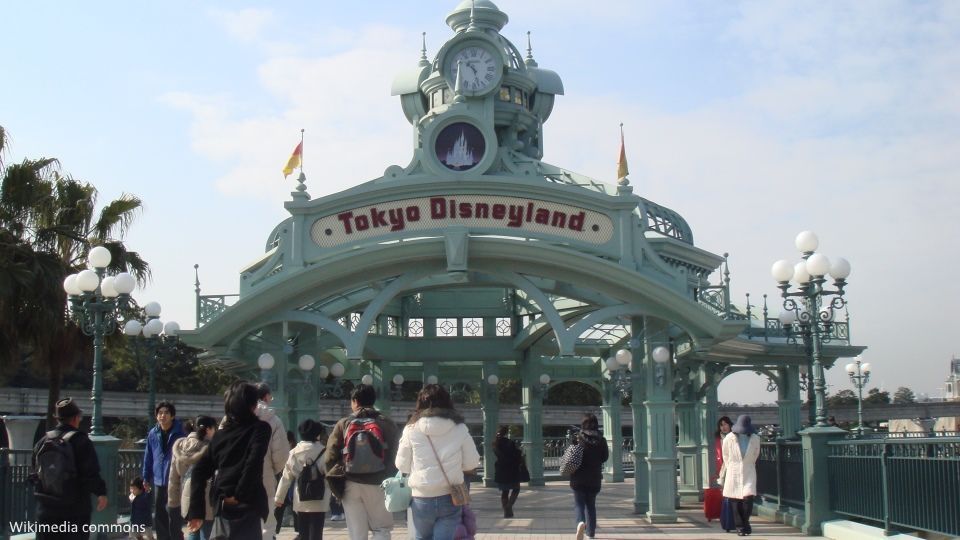 Entrada al parque temático Tokyo Disneyland (Tokio). Foto: Wikimedia Commons
