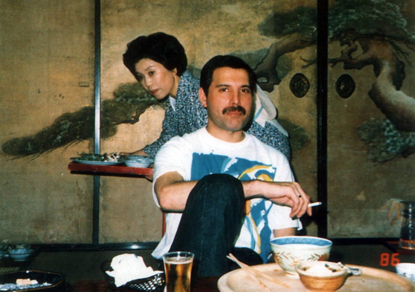 Freddie Mercury atendido por una japonesa en un ryokan (Japón, 1986)