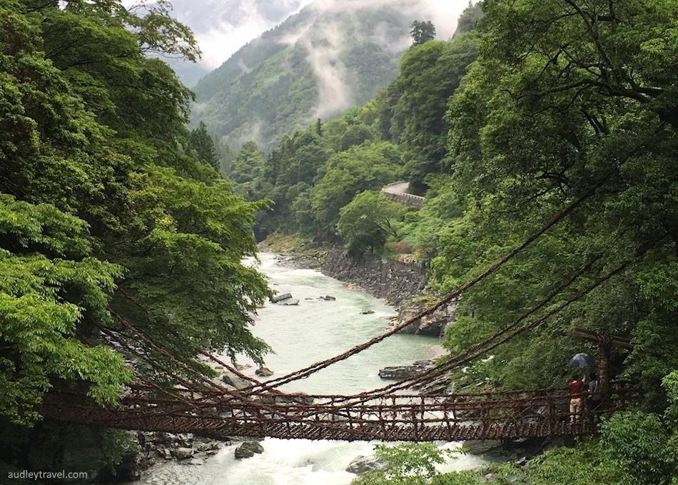 Puente Kazurabashi en el valle de Iya (Shikoku, Japón)