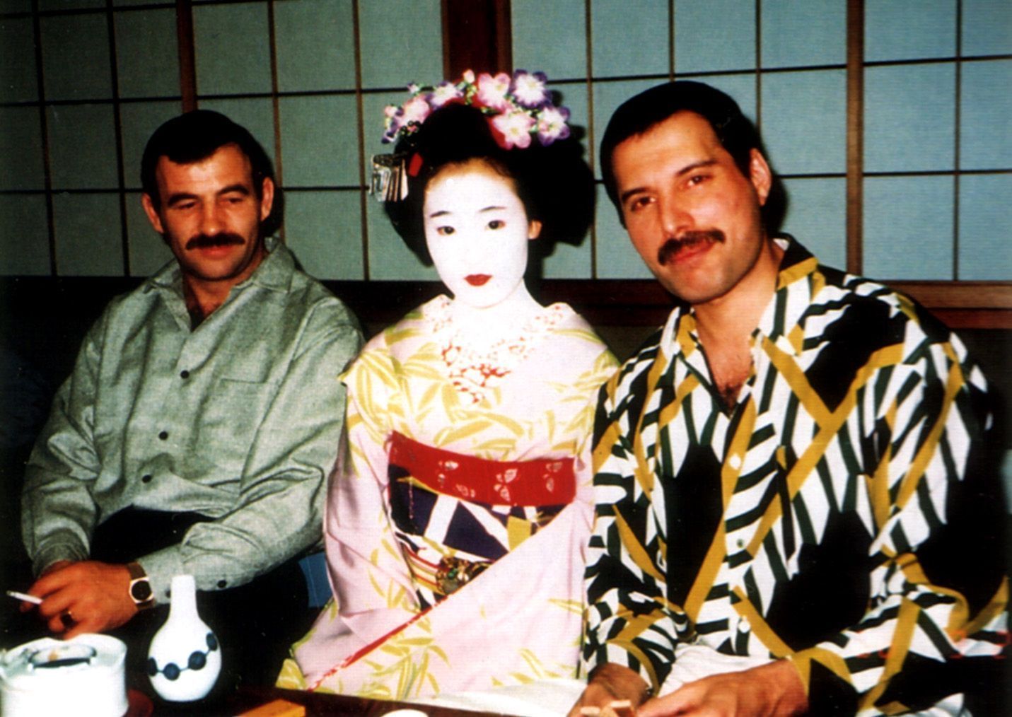 Freddie Mercury y Jim Hutton con una maiko en Japón. Gira Magic Tour 1986