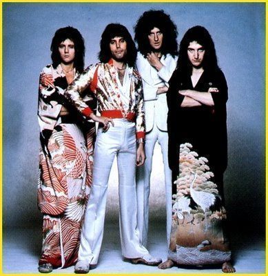 Queen. Roger Taylor y John Deacon vestidos con kimono