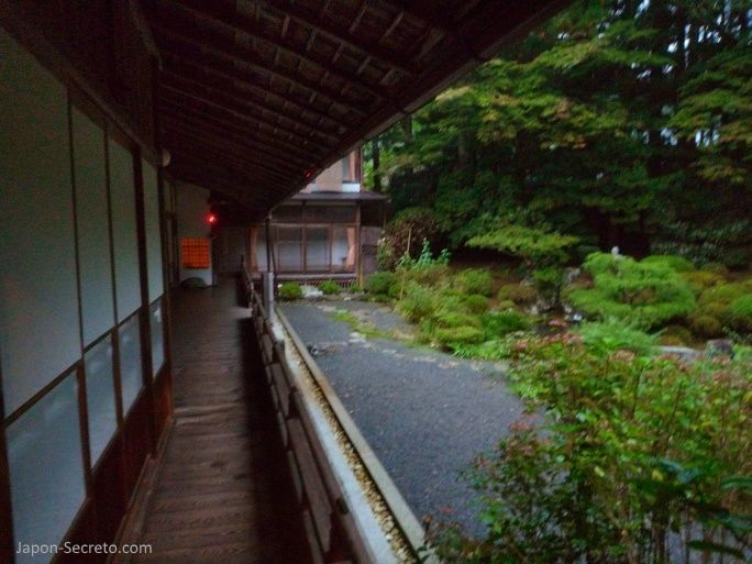 Viajar al Monte Koya o Koyasan: jardín del templo Muryokoin (shukubo)