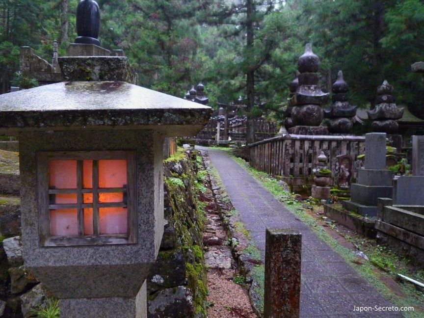 Viajar al Monte Koya o Koyasan (Wakayama): cementerio Okunoin. Faroles de piedra, lápidas y musgo