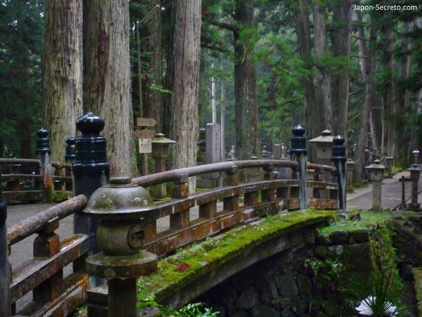 Viajar al Monte Koya o Koyasan (Wakayama): cementerio Okunoin. Puente con musgo