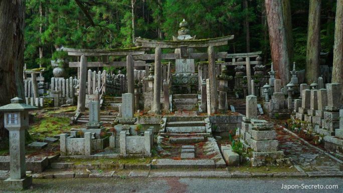 Viajar al Monte Koya o Koyasan (Wakayama): cementerio Okunoin. Lápidas y musgo