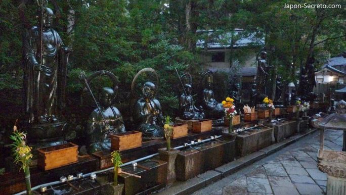 Viajar al Monte Koya o Koyasan (Wakayama): cementerio Okunoin. Estatuas Mizumuke Jizō cerca del Torodo.