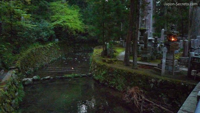 Viajar al Monte Koya o Koyasan (Wakayama): cementerio Okunoin. Arroyo Tamagawa desde el puente Gobyōbashi o Gobyōnohashi (御廟橋).