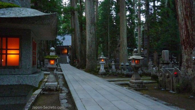 Cementerio Okunoin. Camino hacia el Tōrōdō (燈籠堂) o sala de los faroles, el lugar más sagrado