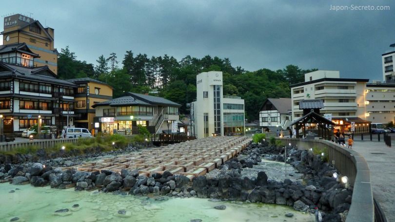 El Yubatake al anochecer. Kusatsu Onsen, el pueblo balneario más famoso e importante de Japón