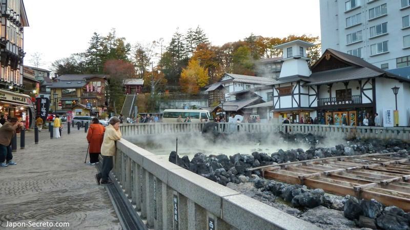 El Yubatake de Kusatsu Onsen en otoño, el pueblo balneario más famoso e importante de Japón