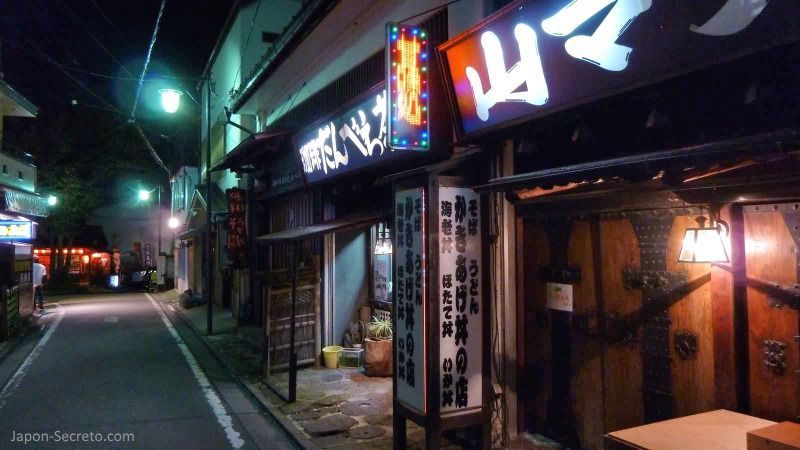 La magia de la noche en Kusatsu Onsen, el pueblo balneario más famoso e importante de Japón, en la prefectura de Gunma. Una perfecta excursión desde Tokio