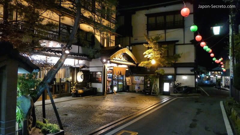 La magia de la noche en Kusatsu Onsen, el pueblo balneario más famoso e importante de Japón, en la prefectura de Gunma. Una perfecta excursión desde Tokio