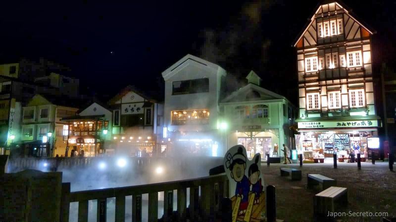 El Yubatake de Kusatsu Onsen de noche, el pueblo balneario más famoso e importante de Japón