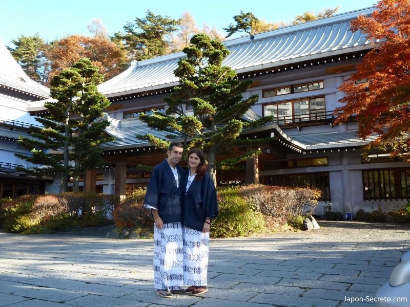 En el Kusatsu Hotel en otoño, disfrutando de los colores otoñales o "momiji", vestidos con yukata