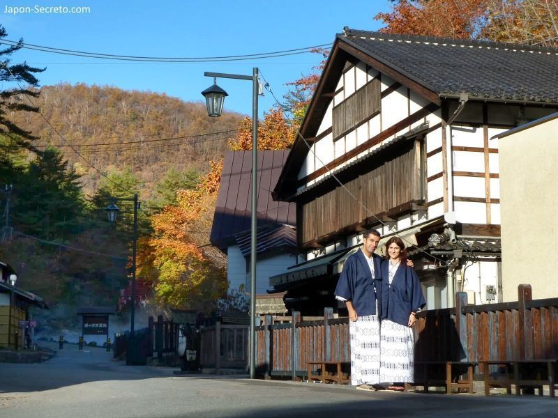 Paseando vestidos con yukata por Kusatsu Onsen durante la época del momiji (enrojecimiento de las hojas de los árboles).