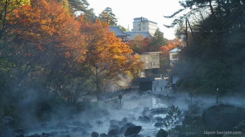 El parque Sainokawara de Kusatsu Onsen en otoño, disfrutando de los colores otoñales o "momiji"
