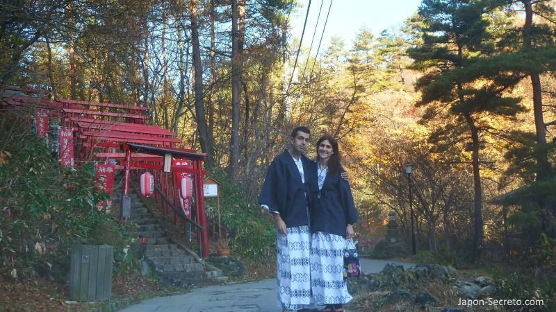 Paseando vestidos con yukata por el parque Sainokawara de Kusatsu Onsen durante la época del momiji (enrojecimiento de las hojas de los árboles).