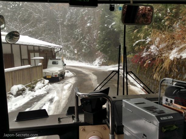 Viaje al Monte Koya o Koyasan: en autobús hacia el centro de Koyasan. Nieve en invierno