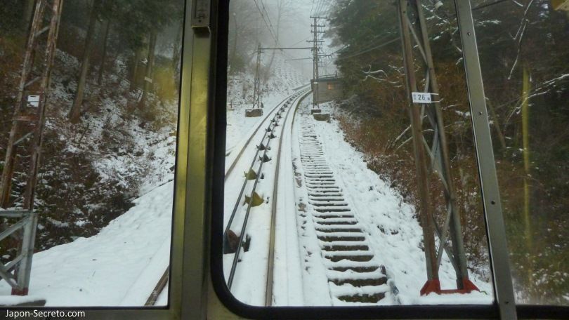 Viaje al Monte Koya o Koyasan (Wakayama): subiendo en el funicular de Gokurakubashi. Nieve en invierno