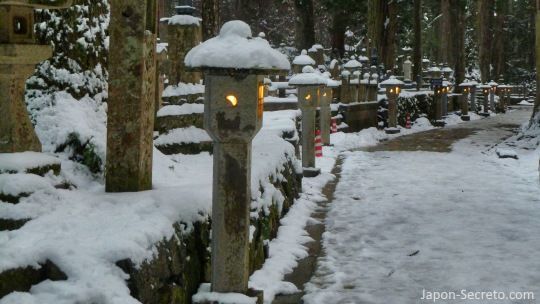 Viajar al Monte Koya o Koyasan (Wakayama): cementerio Okunoin. Faroles de piedra, lápidas y musgo. Nieve resbaladiza