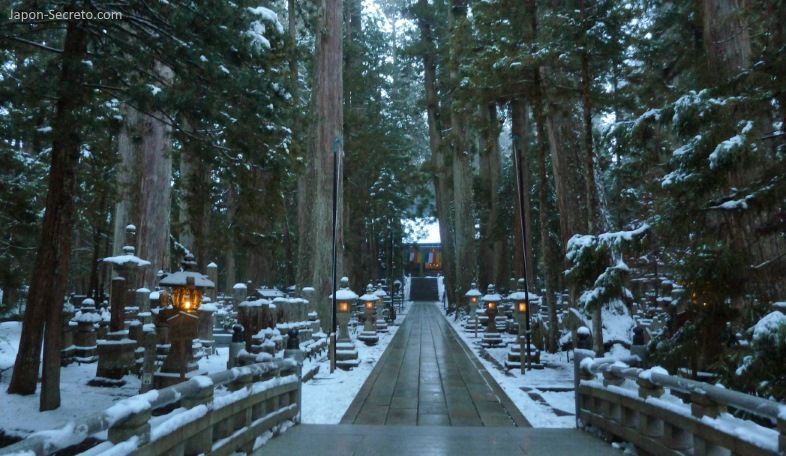 Viajar al Monte Koya o Koyasan: cementerio Okunoin. Camino hacia el Tōrōdō (燈籠堂) o sala de los faroles. Nieve en invierno